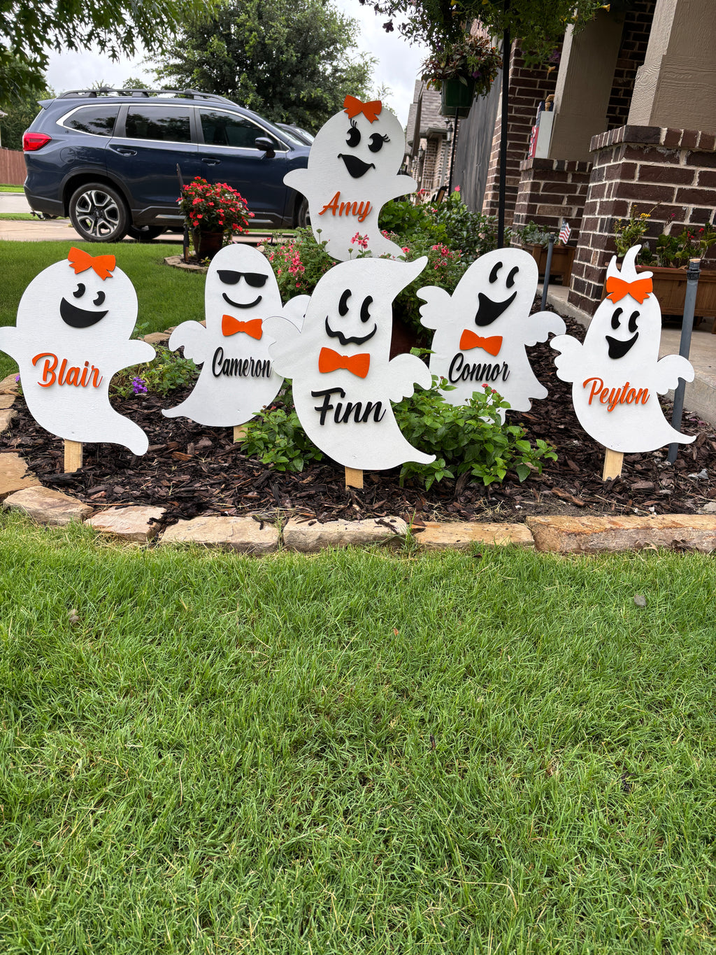 Personalized Ghost Yard Stakes – 6 Piece Wooden Halloween Décor Set – Laser Cut Faces & Bows – Custom Family Name Ghosts