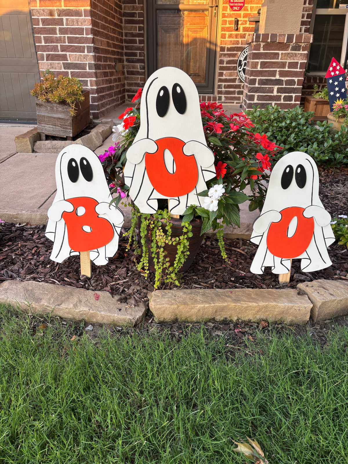 z Boo Ghost Trio. Ghost yard Art