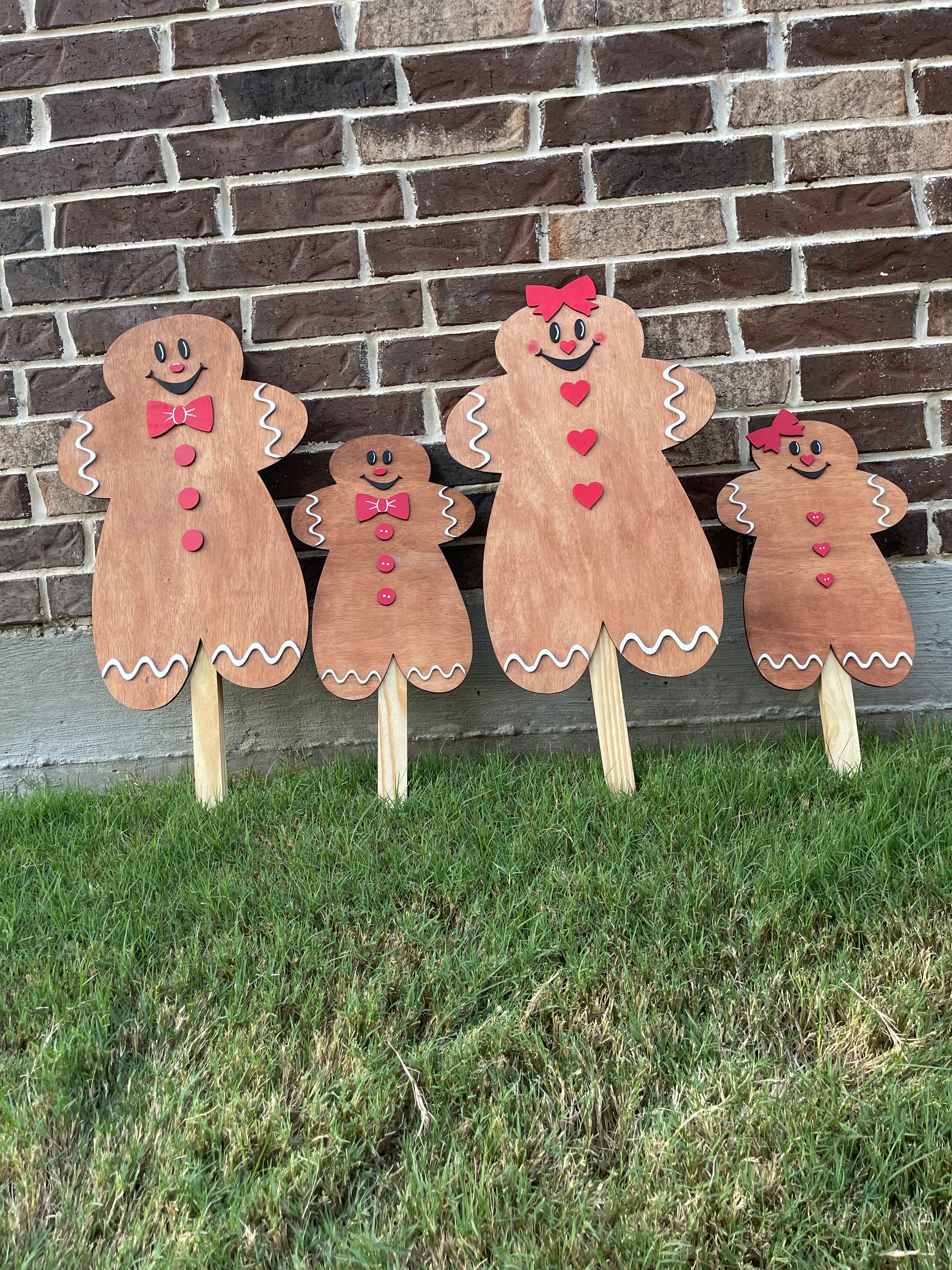 GIngerbread family yard art